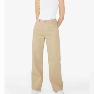  - Säljer mina beiga yoko jeans från Monki pga passar inte mig! Knappt använda, är i väldigt fint skick!🖤💓 Storlek 29 i midjan/höften, men samma längd i benen på alla deras jeans! Tar swish, kan även mötas upp i Lund/Malmö