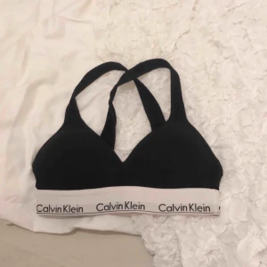  - En Calvin Klein topp med vaddering. Säljer på grund av att den blivit för liten, den är inte heller använd så många gånger. 