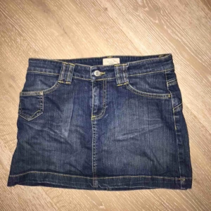  - Lågmidjad mörkblå jeanskjol. Oanvänd och i bra skick