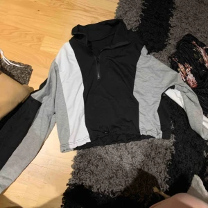  - Kort Modell på tröjan aldrig använd 