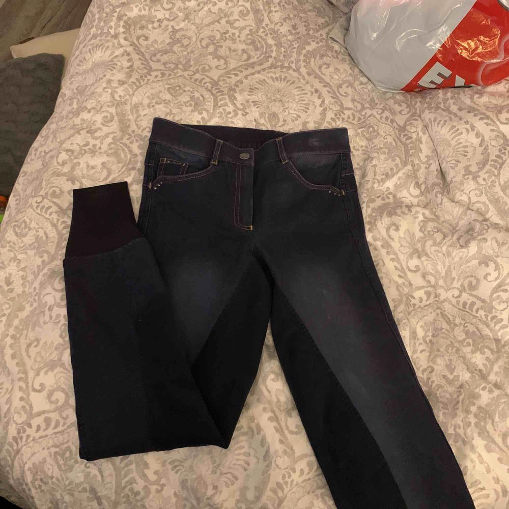 Ridbyxor i jeans-imitation från CRW. Jeans & Byxor.
