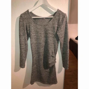  - Grå långärmad klänning från TESSIE.  