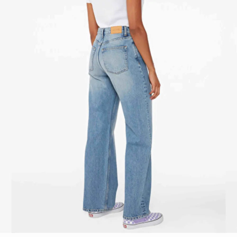 YOKO jeans från Monki, säljer på grund av fel storlek. Precis köpta här på Plick. Jeans & Byxor.