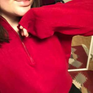 Mysig och snygg röd oversize ziptröja ❤️ Köpt second hand och är i perfekt skick. Skicka för mer info 