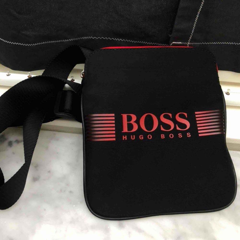 Hugo Boss väska. Nästan helt oanv | Plick Second Hand