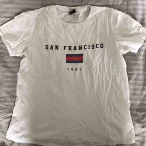  - Basic t-shirt från Gina. Snygg att knyta upp eller stoppa in i jeans. Väldigt bra skick, kund står för frakt 