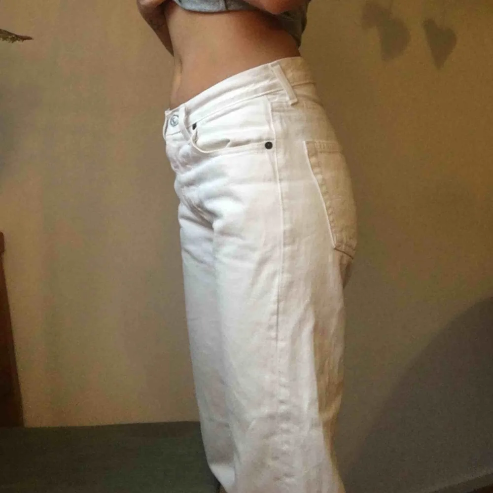 Superfresh vita jeans från Levis. Vet ej storleken men jag är storlek XS/24/34 och 168 cm, på mig sitter dom bra. Längden likaså. :) lite stora i midjan ☄️. Jeans & Byxor.