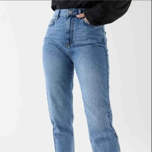  - Mom jeans från Gina tricot! Supersköna och snygga. Väl använda, men i bra skick! De är i modellen tall, så är ner till anklarna på mig som är 173cm. Säljs pga att de tyvärr är för små
