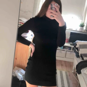  - Svart ribbad klänning med halvpolo!  Använd max 2 ggr, fint skick!