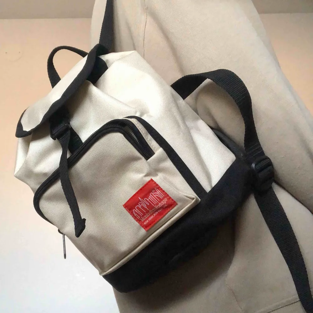 Skitsnygg ryggsäck från Manhattan. Köpt i Tokyo för ett år sen för ca 800kr💕frakt: 64, möts annars gärna upp i Stockholm. Väskor.