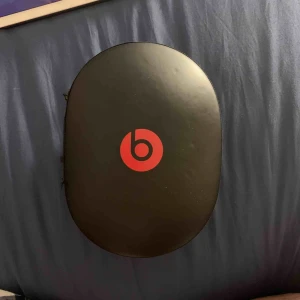  - Beats studio Wireless med alla tillbehören. Ljudet är som när dem är nya! Har limmat lite på skinnet då dem började spricka, därav priset