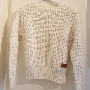  - Virkad collegetröja. Storleken är som en S/M. Frakt tillkommer! 