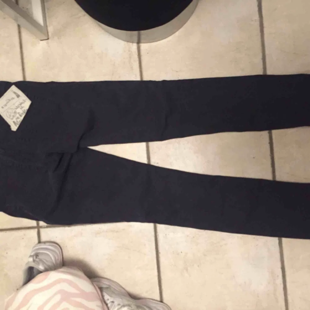 Helt nya odd Molly jeans med tags kvar , slit nere på bena därframme . Jeans & Byxor.
