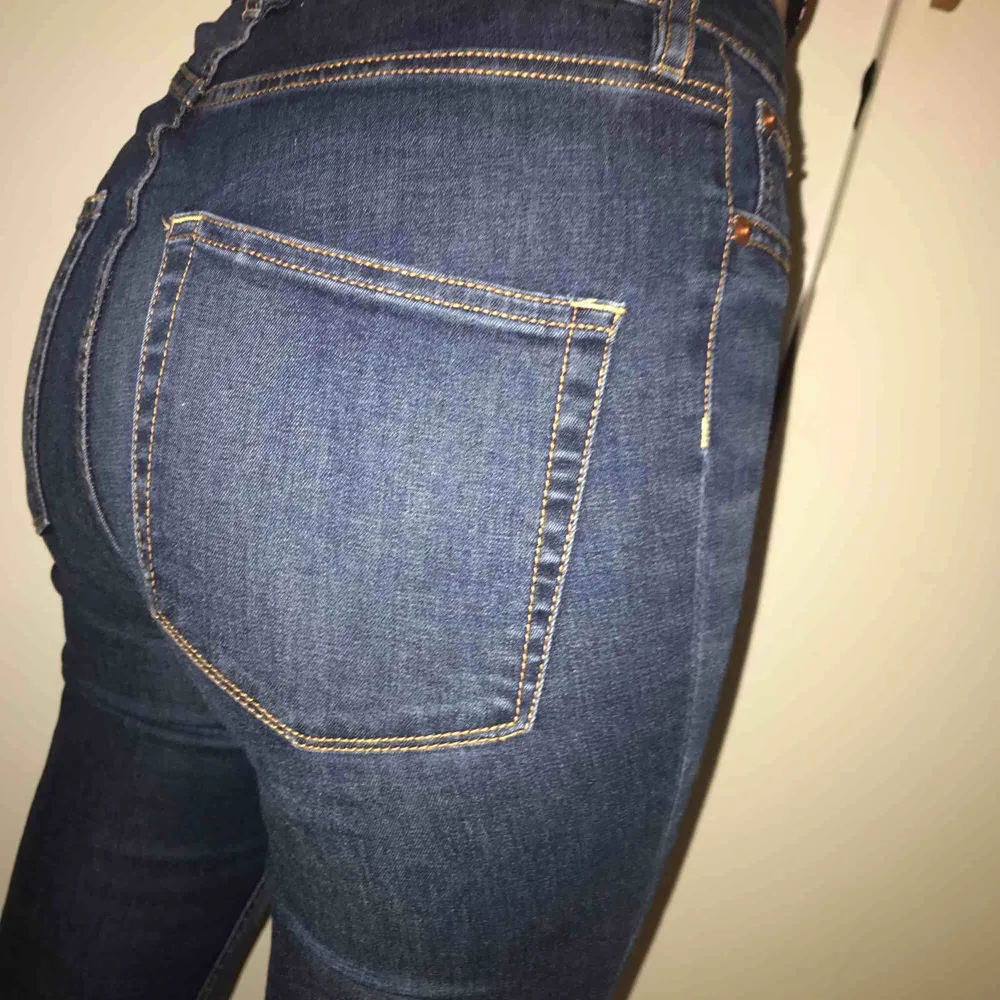 Fin mörk blå jeans från lager 157, högmidjade, lång passar bäst till folk som är lite längre än 163!! Köpta för ett tag sen men använd max 4 gånger.. Jeans & Byxor.