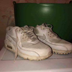  - bra skick, inte trasiga på något sätt. köparen står för frakten!