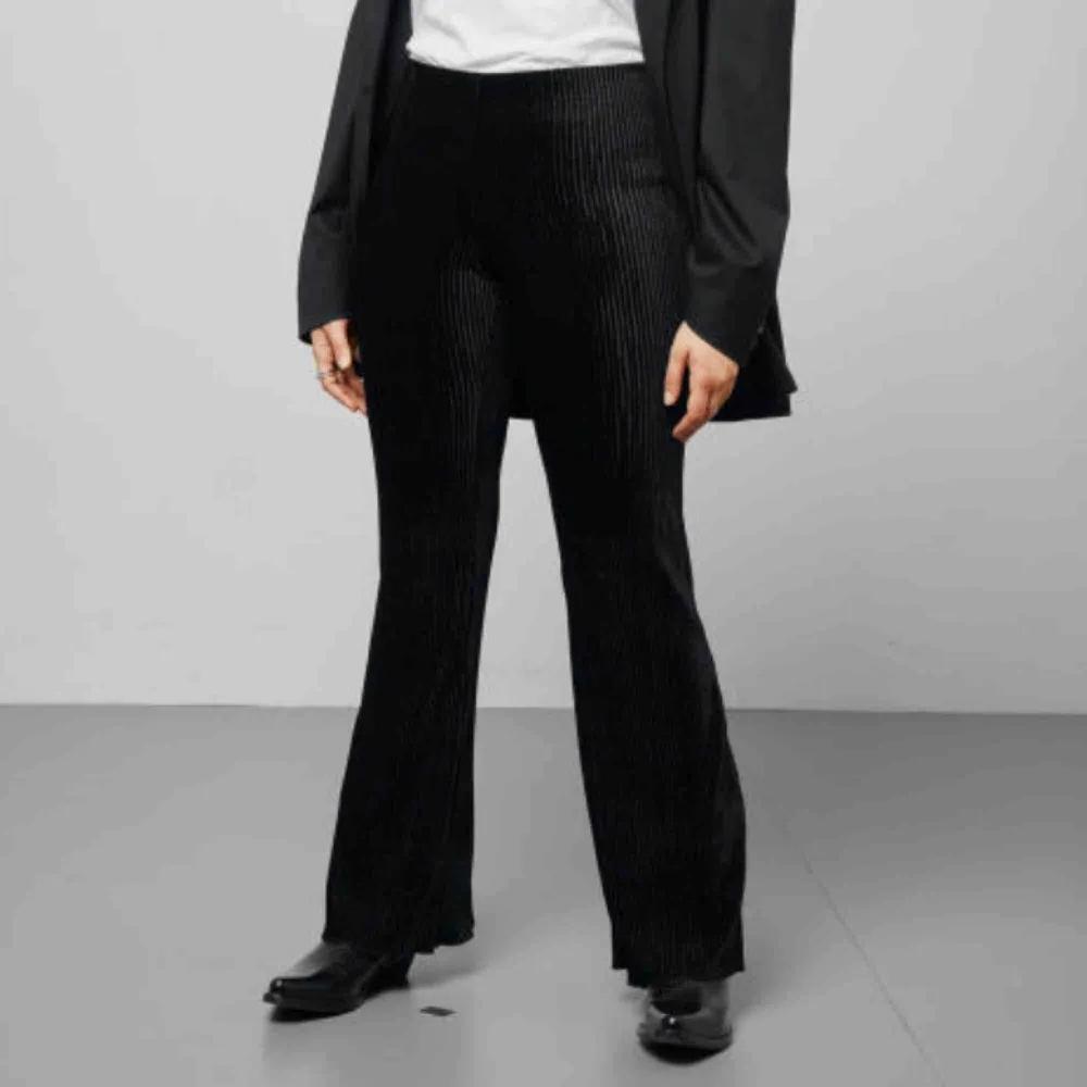Weekday Ada velvet trousers, svarta utsvängda byxor i sammet använda två gånger och är som nya. Supersköna och stretchiga. Möts upp i Stockholm eller skickar mot frakt!. Jeans & Byxor.