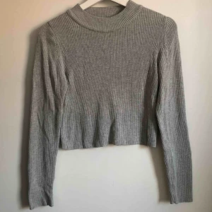  - Grå ribbad tröja från Bik Bok, storlek XS. Tröjan slutar vid naveln och är i fint skick. Säljs pga att jag aldrig använder den längre. Frakt tillkommer inte:)) kontakta mig för fler bilder!