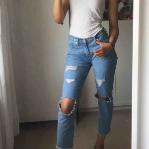  - Fina jeans till sommaren, ljus blå färg som är snygg till allt.  Säljer pg inte min storlek längre 