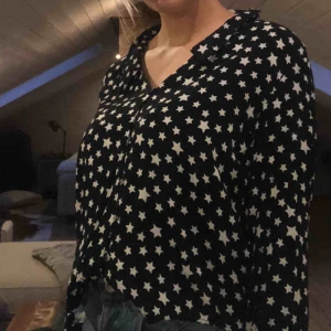  - Mörkblå blus med vita stjärnor ifrån zara! Sitter som S! 