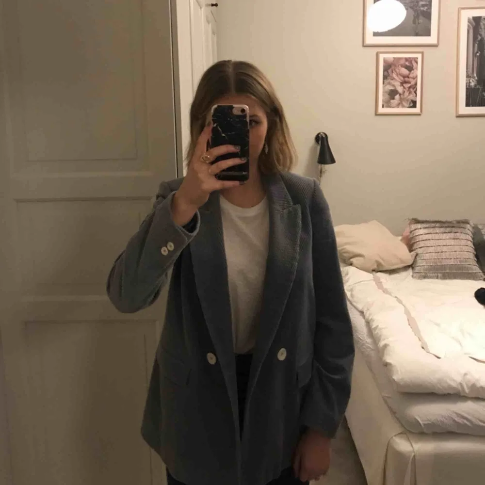 Jättefin ljusblå kavaj/blazer från Zara i Manchester. Inköpspris 700 kr. Använd 3 gånger. Fraktar eller möts upp i Stockholm. Kostymer.