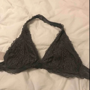  - Jätteskön halterneck bralette från Gilly Hicks. Använd fåtal gånger. Säljer pga för liten. Fraktar eller möts upp i Stockholm