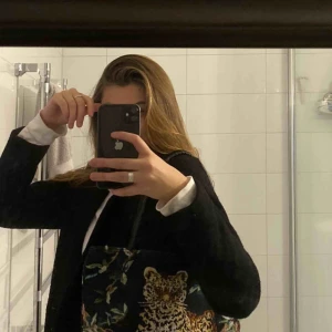  - Väska med leopard-motiv. Köpt secondhand så den är lite sliten som man ser på sista bilden. Men det ger den mer karaktär tycker jag😊 