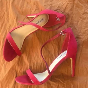  - Röda sandaletter från Nelly. Provade men aldrig använda. Möts upp i Uppsala, skickar ej.