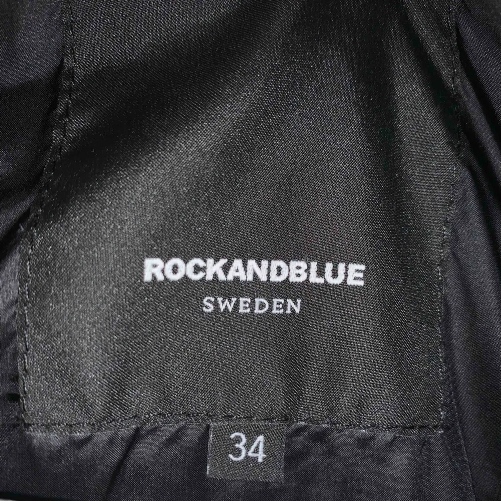 Säljer nu min favorit jacka från Rock & Blue då den blivit för liten & jag ska köpa en ny!! Den är använd fåtal gånger under förra vinter & är som i nyskick! Nypris ca 4000kr! Köparen står för frakten.. Jackor.