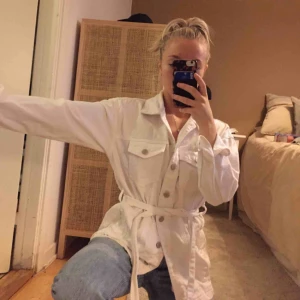  - Säljer denna fina vita jeansskjorta pga aldrig använd, super bra skick! Kan mötas upp i Västerås eller så står köparen för frakten🥰