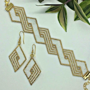  - Handgjord armband och örhängen i unik design.  Material : glaspärlor Metal : guldpl silver 925, stämplat Armband längt : 15cm-21cm  Kan sicka med post om köpare betala 30 sek för frakt.  Skik: Nytt