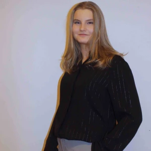  - En svart skjorta med glittriga ränder, den passar perfekt till exempelvis nyår eller andra festligheter, men den funkar också till vardags såklart!  Skjortan är i storlek 38 vilket motsvarar storlek medium🥰