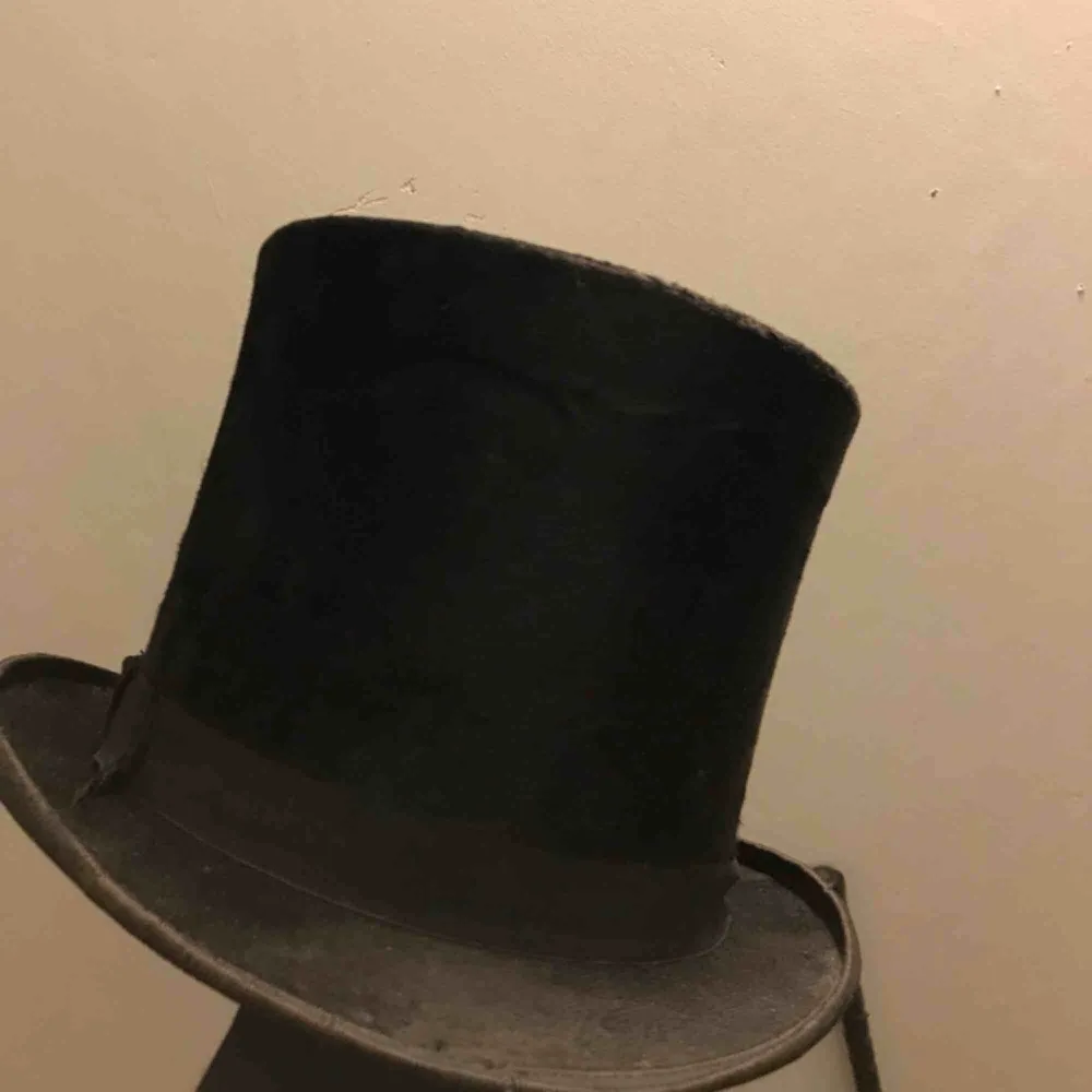 Hög hatt, svart antik cylinderhatt tillverkad i Paris. En klenod för varje gentleman. Äkta vara. Steampunk. En orginalväska kan medfölja. Accessoarer.