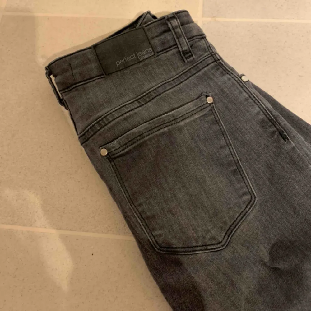 Helt nya jeans använda 1 gång, från Gina . Jeans & Byxor.