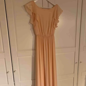  - Balklänning i aprikos / persikofärgad , använd en gång på balen i 9an vilket var några år sen nu så då jag inte längre har nån användning utav den kanske de finns nån där ute som är i behov av en fin klänning till balen i nyskick