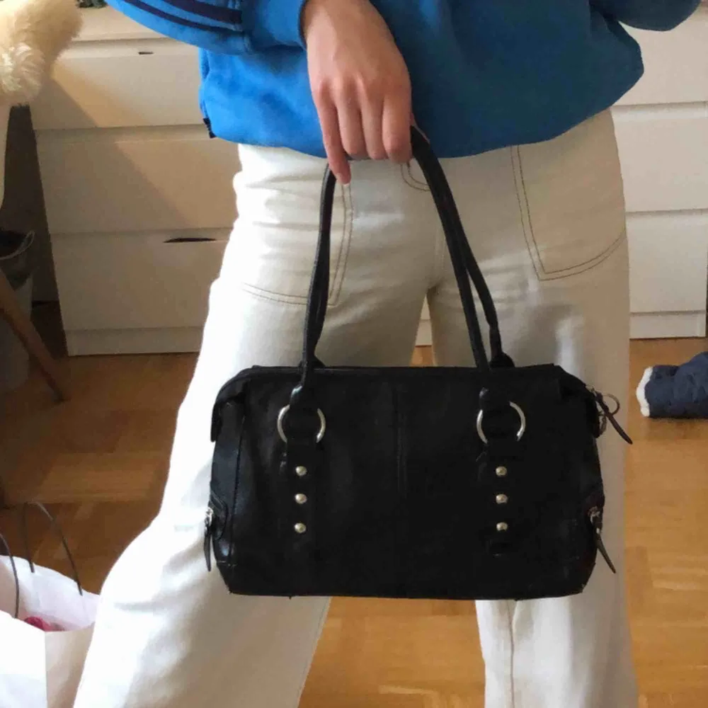Superfin shoulderbag/handväska i asbra skick med silvriga detaljer!🥰. Väskor.