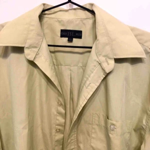  - grön skjorta, har använt som oversized och är väldigt fin. 10/10 kvalité bara anfört några gånger. Frakt tillkommer💕🚚