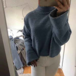 - En blå stickad tröja från Ginatricot med en polokrage. Kan uppfattas nopprig för använts en del men är fortfarande lika skön som innan. Frakt 40kr