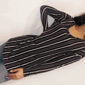  - Slapp långärmad lite längre tröja. XS-S 