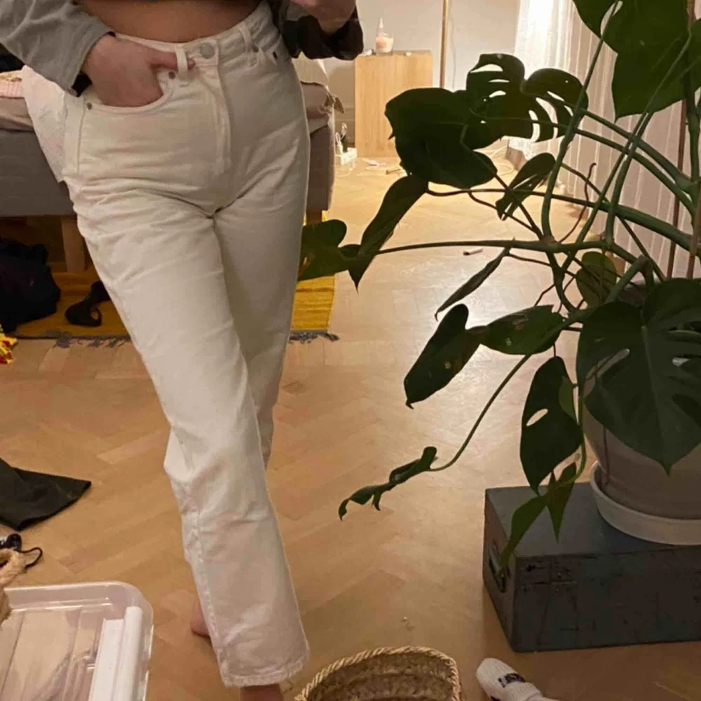 Snygg vita jeans från weekday i row. 💕😩😃 sitter ass snyggt och är i bra skick. Jeans & Byxor.