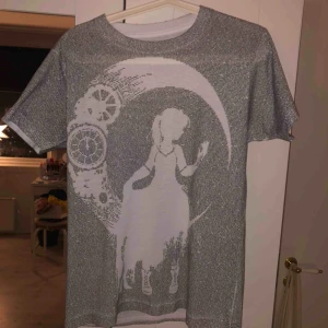  - Cool t-shirt med referering till en bok. Köparen står för frakten, möts upp i Stockholm City eller Huddinge 