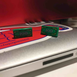  - Lego-sedlar som örhängen!! Unika, handgjorda av mig :) frakt kostar 9kr annars kan jag mötas upp i Stockholm<3