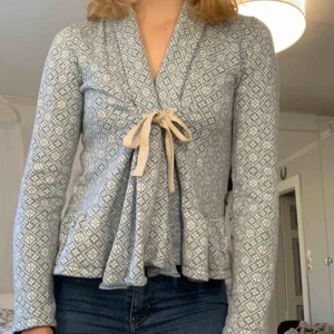 Oss Molly kofta - Kofta från Odd Molly i stl. 2 (som en vanlig S eller M). Materialet är bomull och plagget är i toppskick. Nypris ca. 1800kr. Delar på ev. frakt. 😊