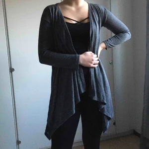  - Grå cardigan i ett transparent material