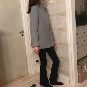  - Nu säljer jag denna fina gråa kappa från Vero Moda. Den har även en luva. Jag använder den inte så mycket så därför säljer jag den. Den är i superfint skick!