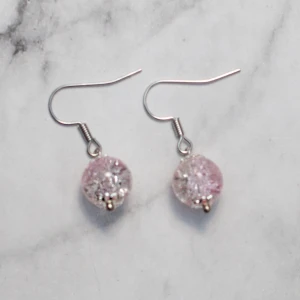  - Fina örhängen med ljusrosa glaspärlor. Nickelfria. Fri frakt vid köp över 100:-.