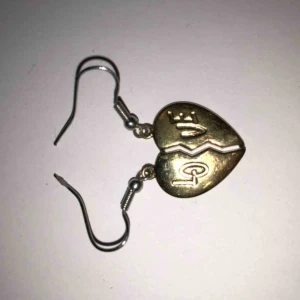  - Handgjorda örhängen med texten love inskrivet på två halvor av hjärtat. Nästintill oanvända. Köparen betalar frakten