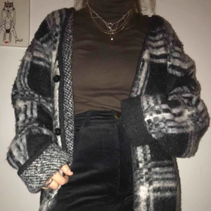  - En super-cool stickad kofta från herravdelningen på Weekday. Den är superstor och kan användas som klänning eller en mysig stor filt:)💜🥳 Frakt: 150kr