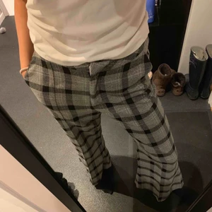  - Snygga byxor från House of Sunny! Flare modell storlek 36. Nypris 35£ dvs 400kr+. Möts i Stockholm fraktar ej