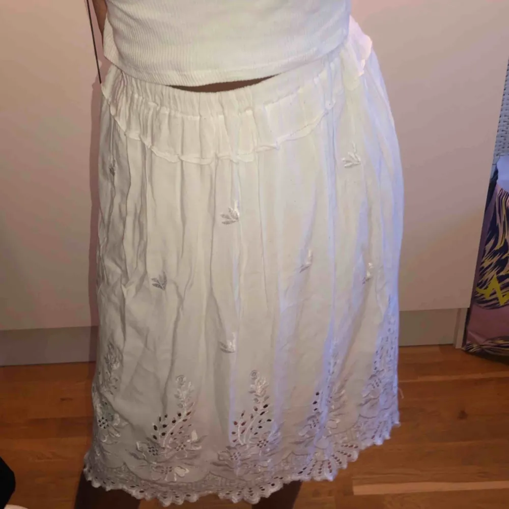 Fin kjol köpt på spansk second hand. Framgår inte storlek men skulle säga S/M. Frakt kostar extra❣️. Kjolar.