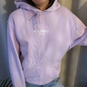  - Ljuslila hoodie, från herravdelningen i Strl S så den är perfekt oversized